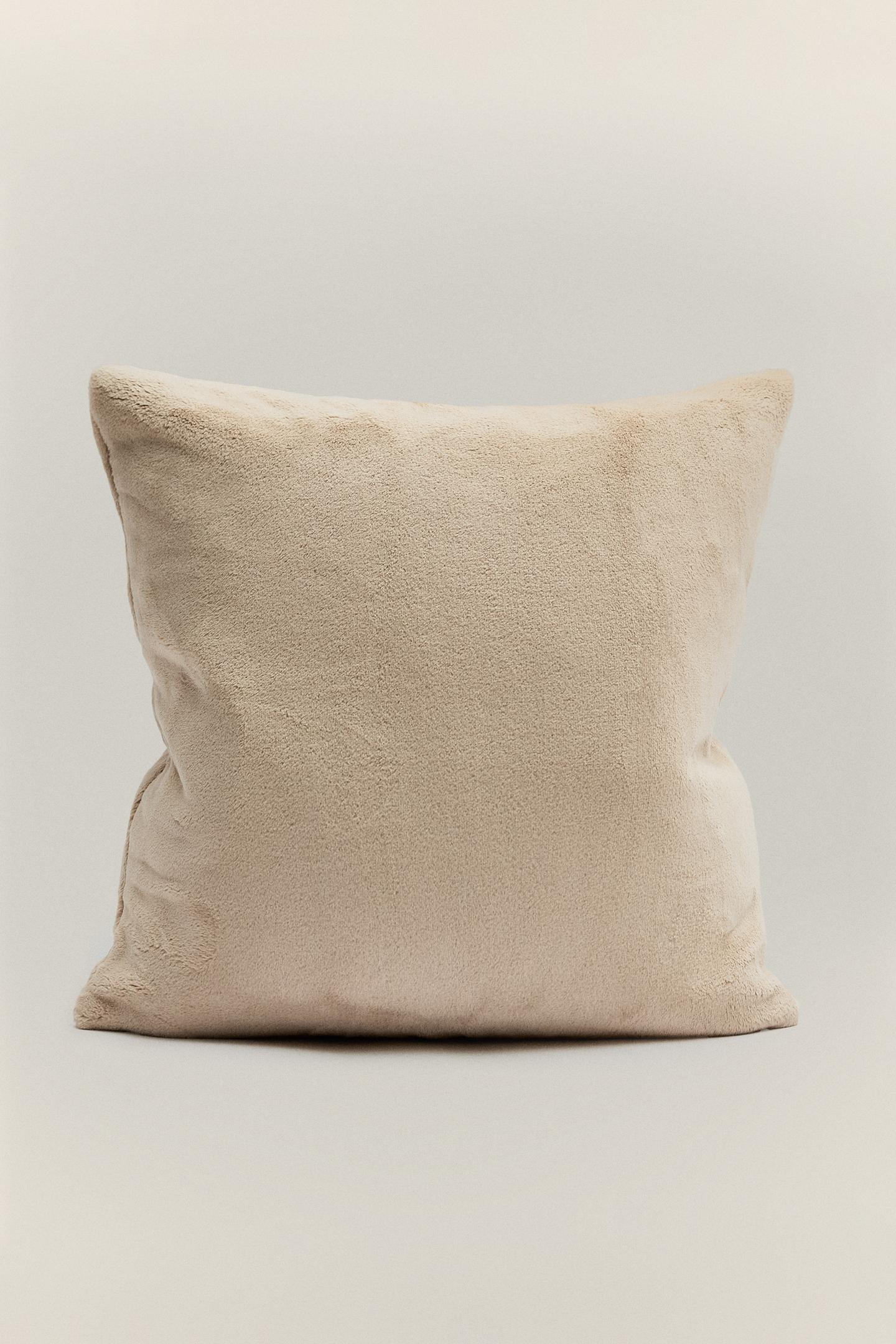 Zara Plain Faux Fur Throw Pillow Cover, цвет: Бежевый — фото 5