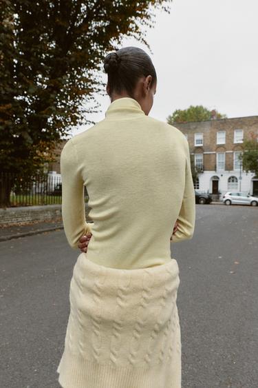 PULL AVEC LAINE À COL MONTANT - Jaune clair de Zara - Image 2
