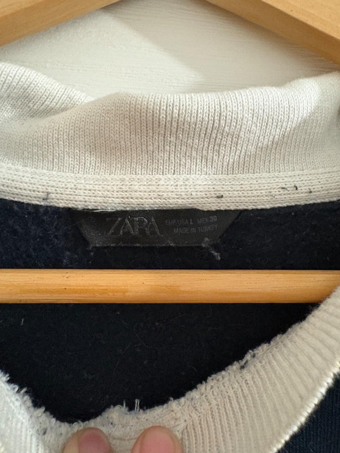 NAVY COLLARED SWEATSHIRT WITH EMBROIDERED WRITING - Image 3