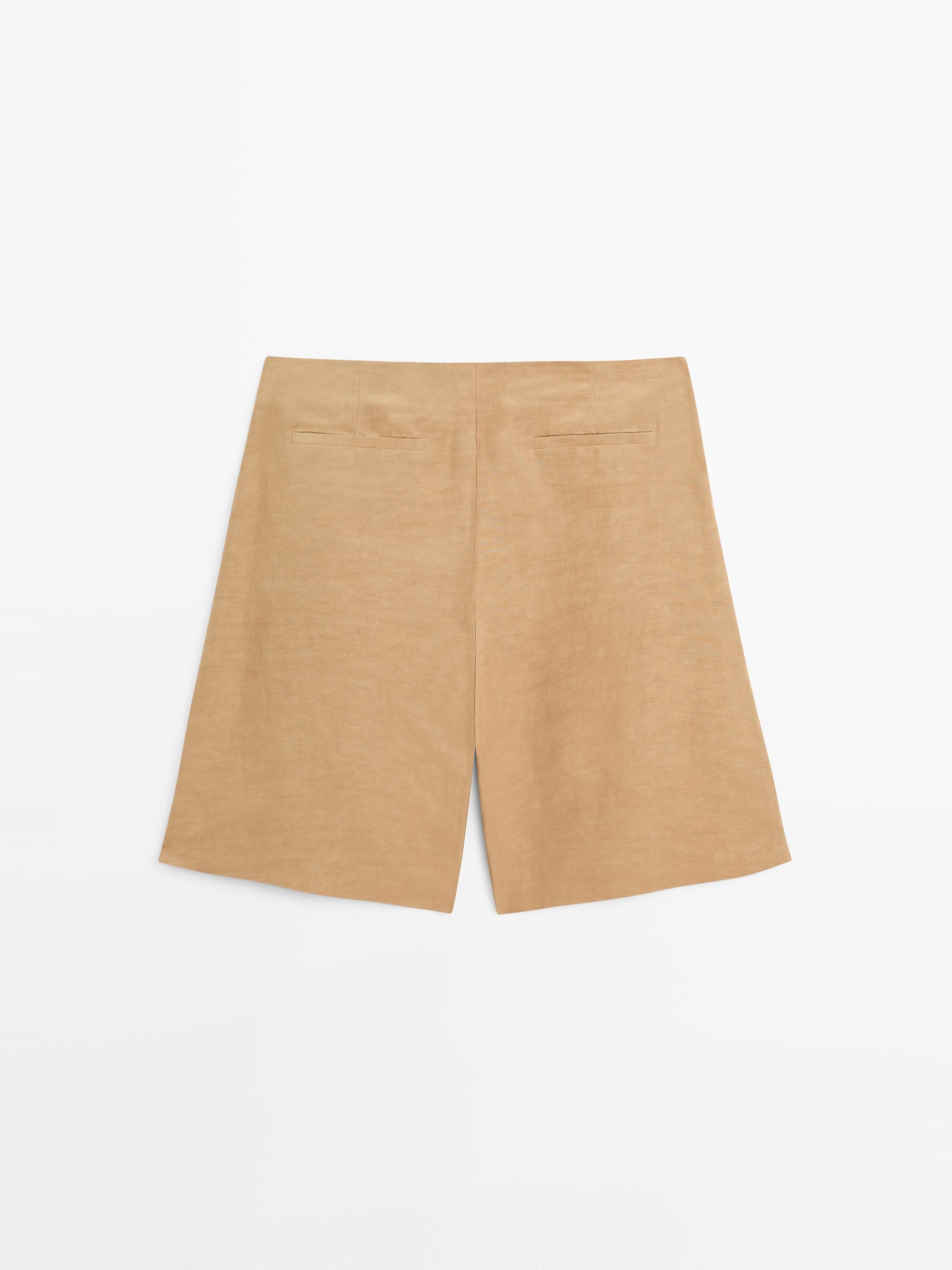 Short flowing Bermuda shorts