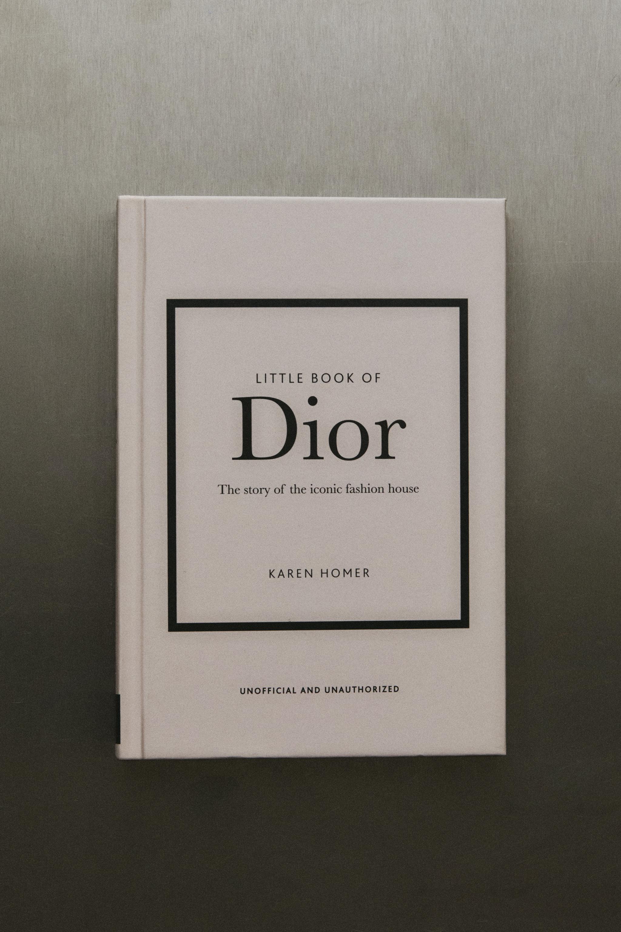 書籍 『THE LITTLE BOOK OF DIOR (英語)』 - パステルピンク | ZARA