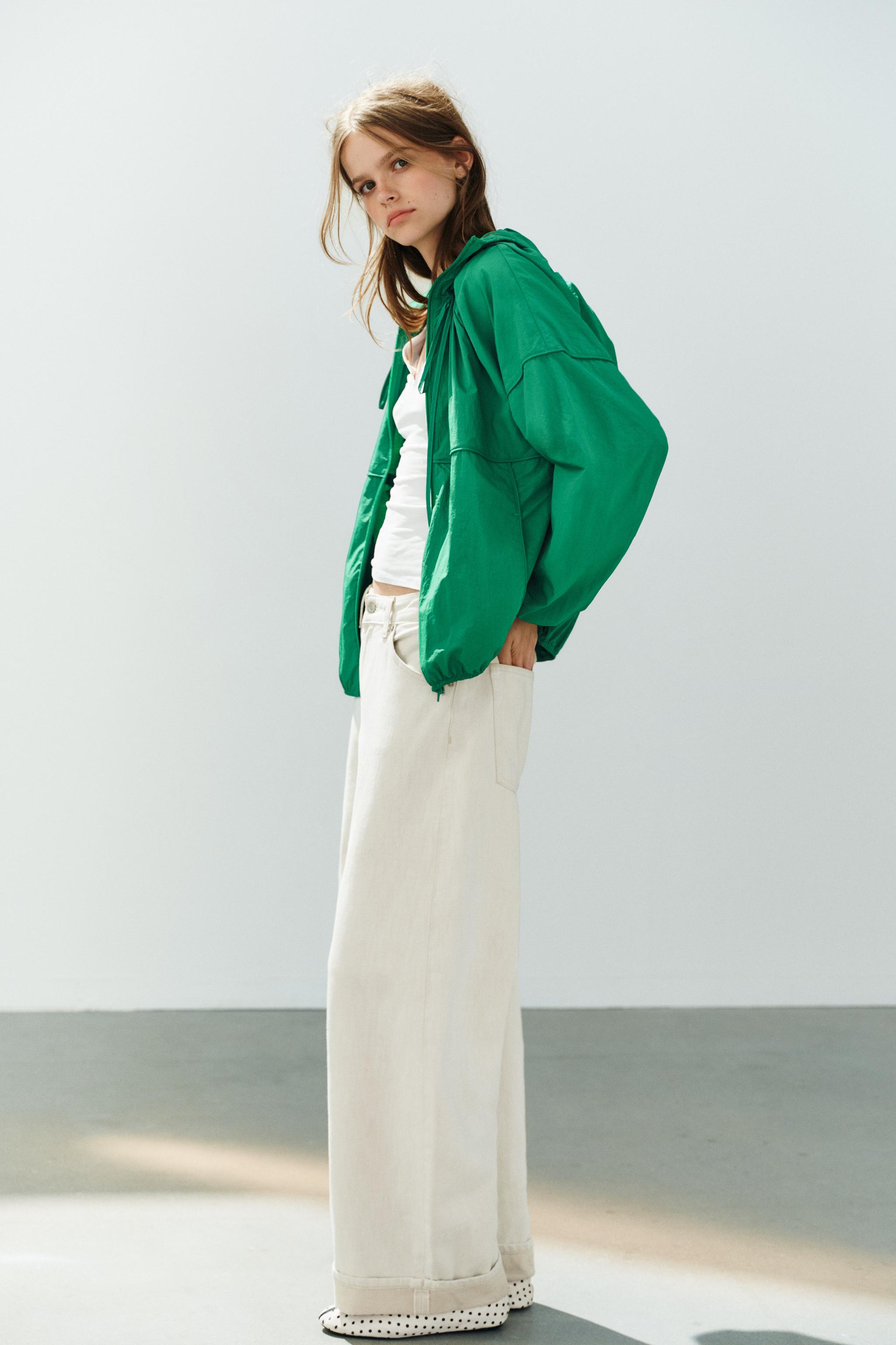 VESTE EN TISSU TECHNIQUE À CAPUCHE
