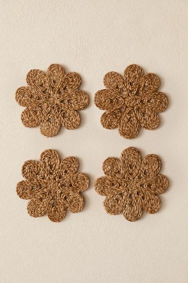 طقم قواعد أكواب من الرافيا (طقم 4 قطع) - بيج فاتح الخاص بـ Zara