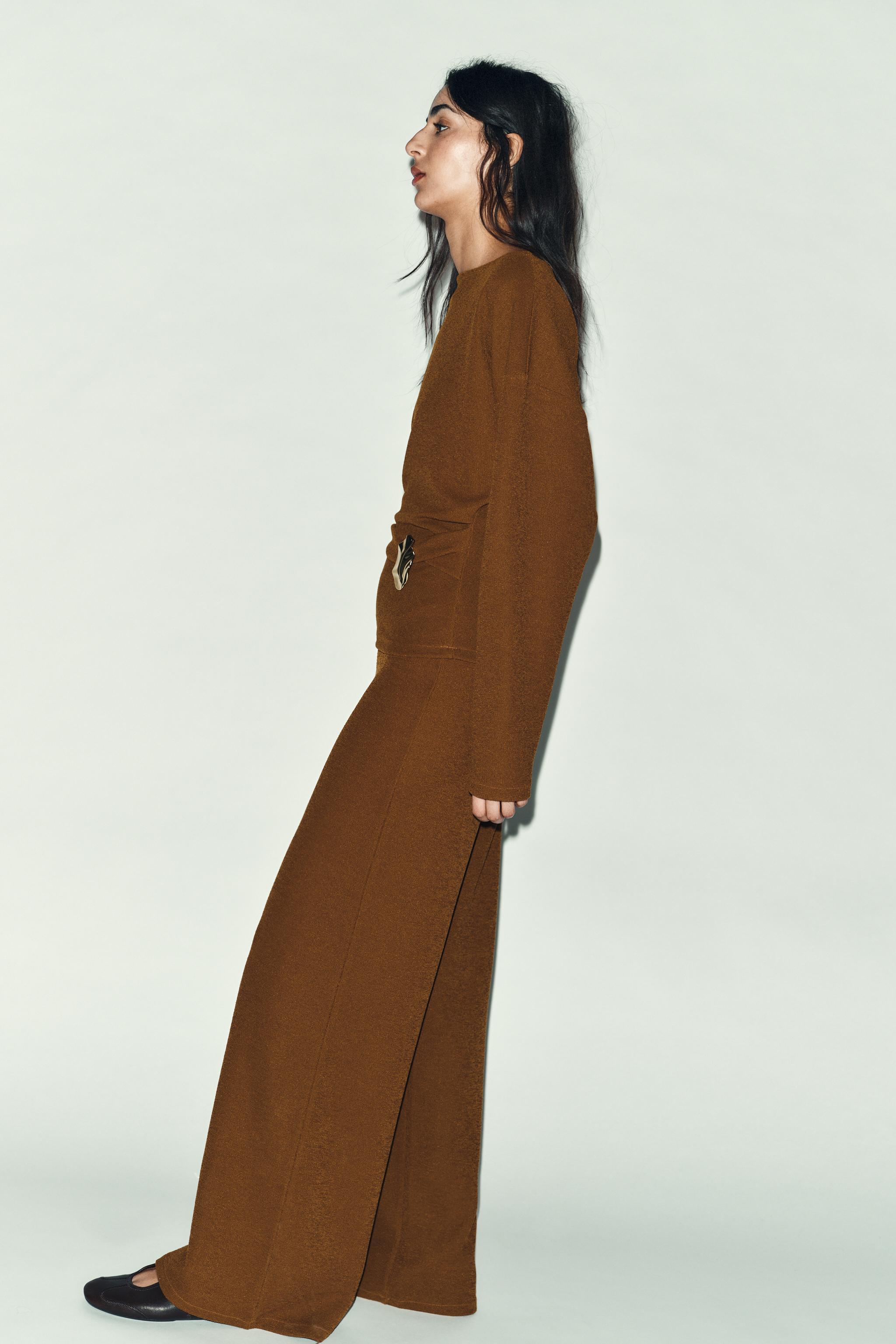 BUCKLE TEXTURED TOP