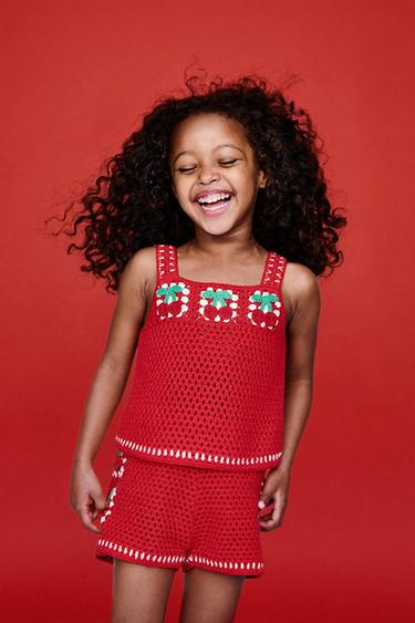 PANTALLONA TË SHKURTRA THURJE ME GREP ME QERSHI - E kuqe nga Zara