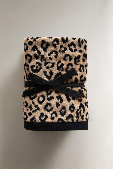 PACK OF ANIMAL PRINT VELOUR HAND TOWELS (PACK OF 3) - Leopard by Zara - Image 0