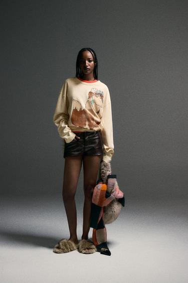 MINI SHORT EFECTO PIEL COMBINADO HARRY LAMBERT FOR ZARA X DISNEY - Burdeos oscuro de Zara