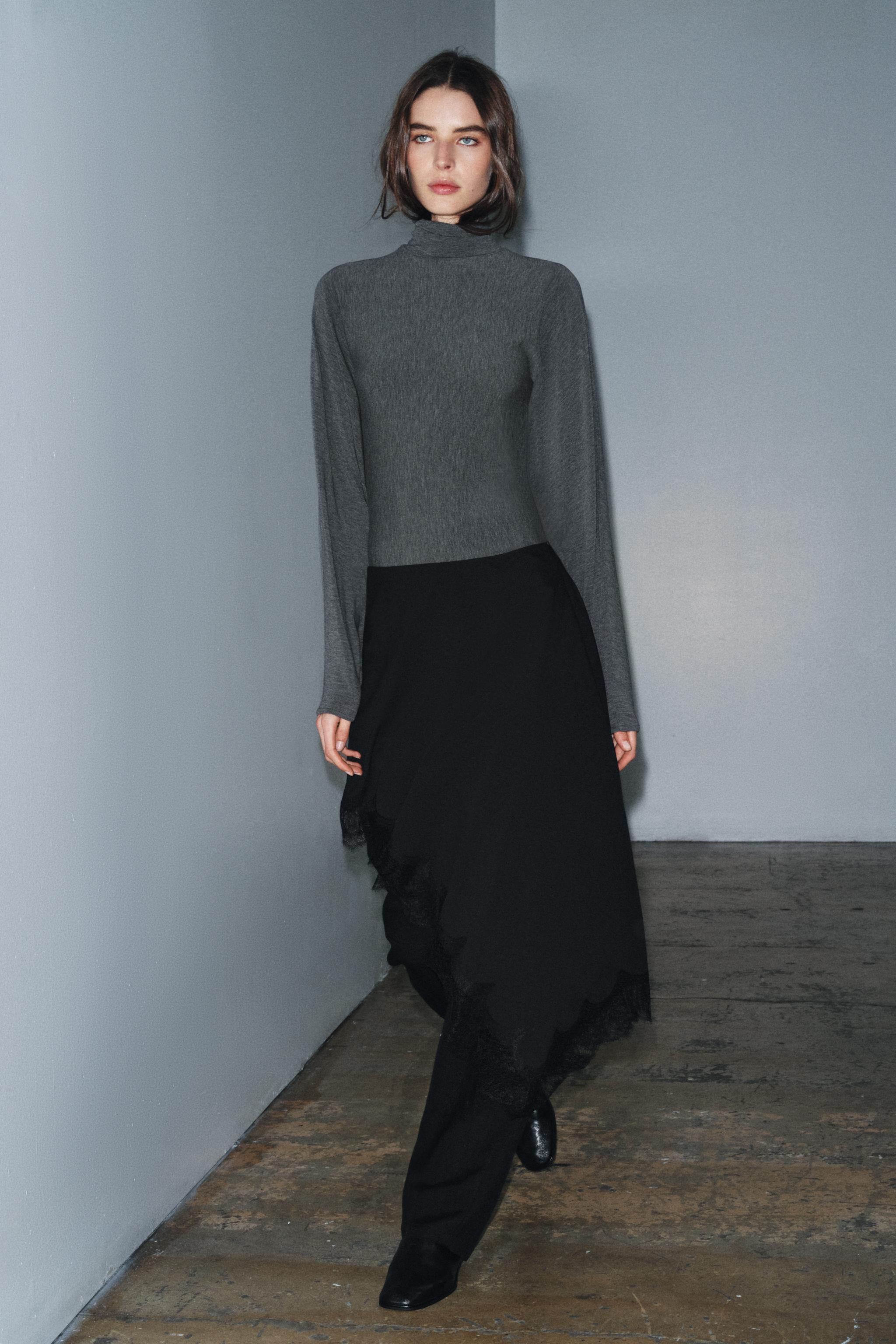 ASYMMETRIC LACE SKIRT ZW COLLECTION