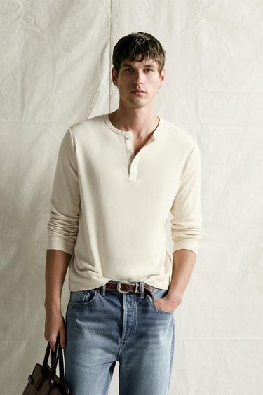 T-SHIRT À COL TUNISIEN EN COTON ET LIN - Beige clair de Zara