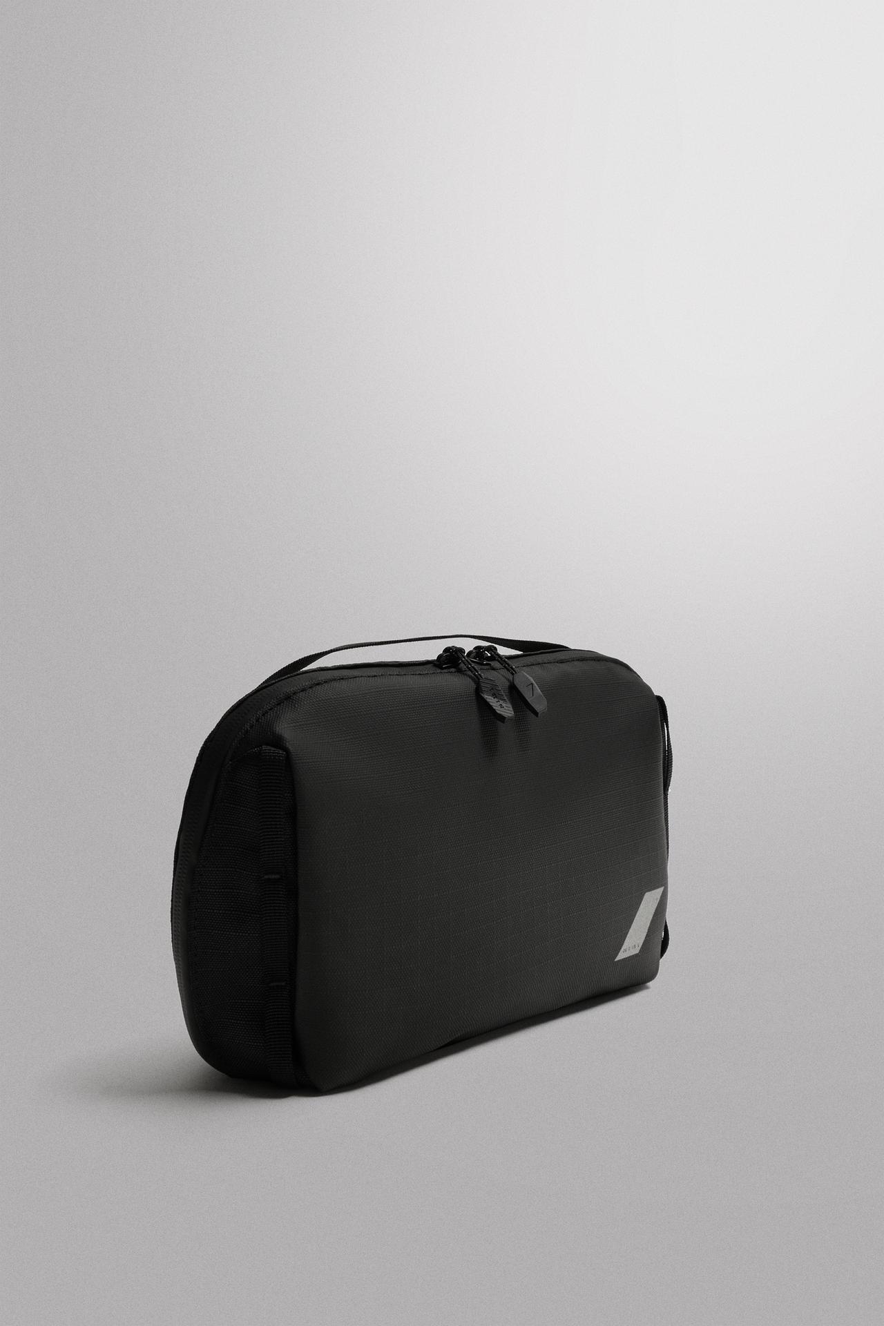 SPORTS TOILETRY BAG — Black