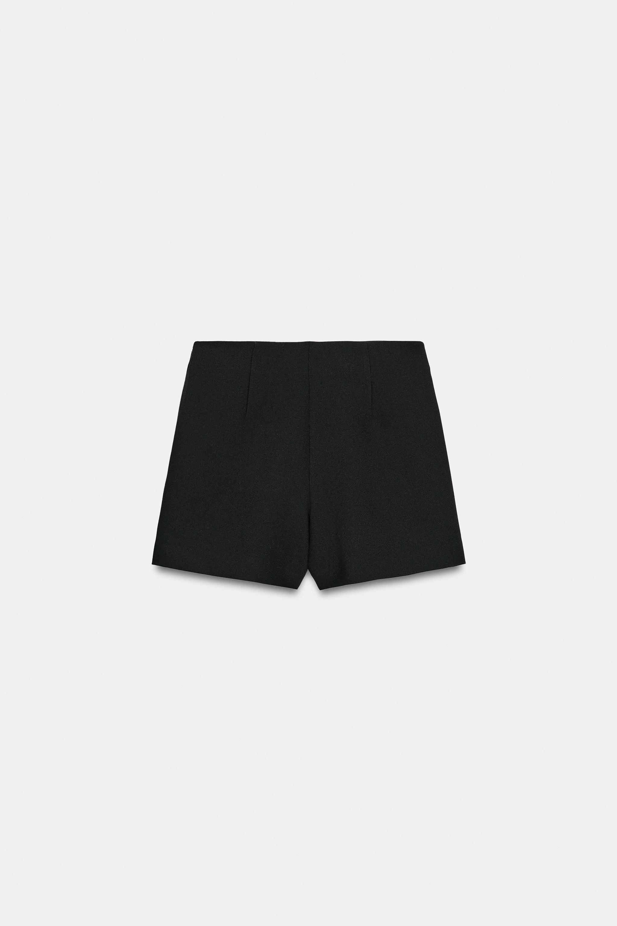 ASYMMETRIC SKORT WITH APPLIQUÉ