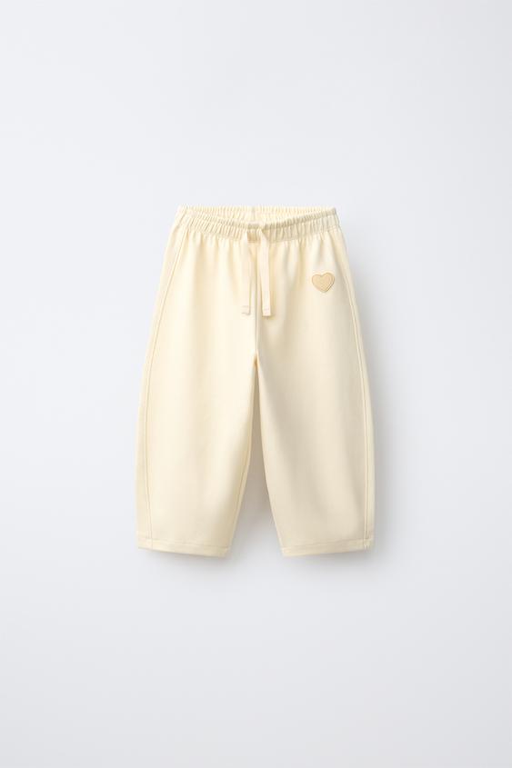 PANTALÓN BARREL INTERLOCK CORAZÓN ENGOMADO - Mantequilla de Zara - Imagen 0