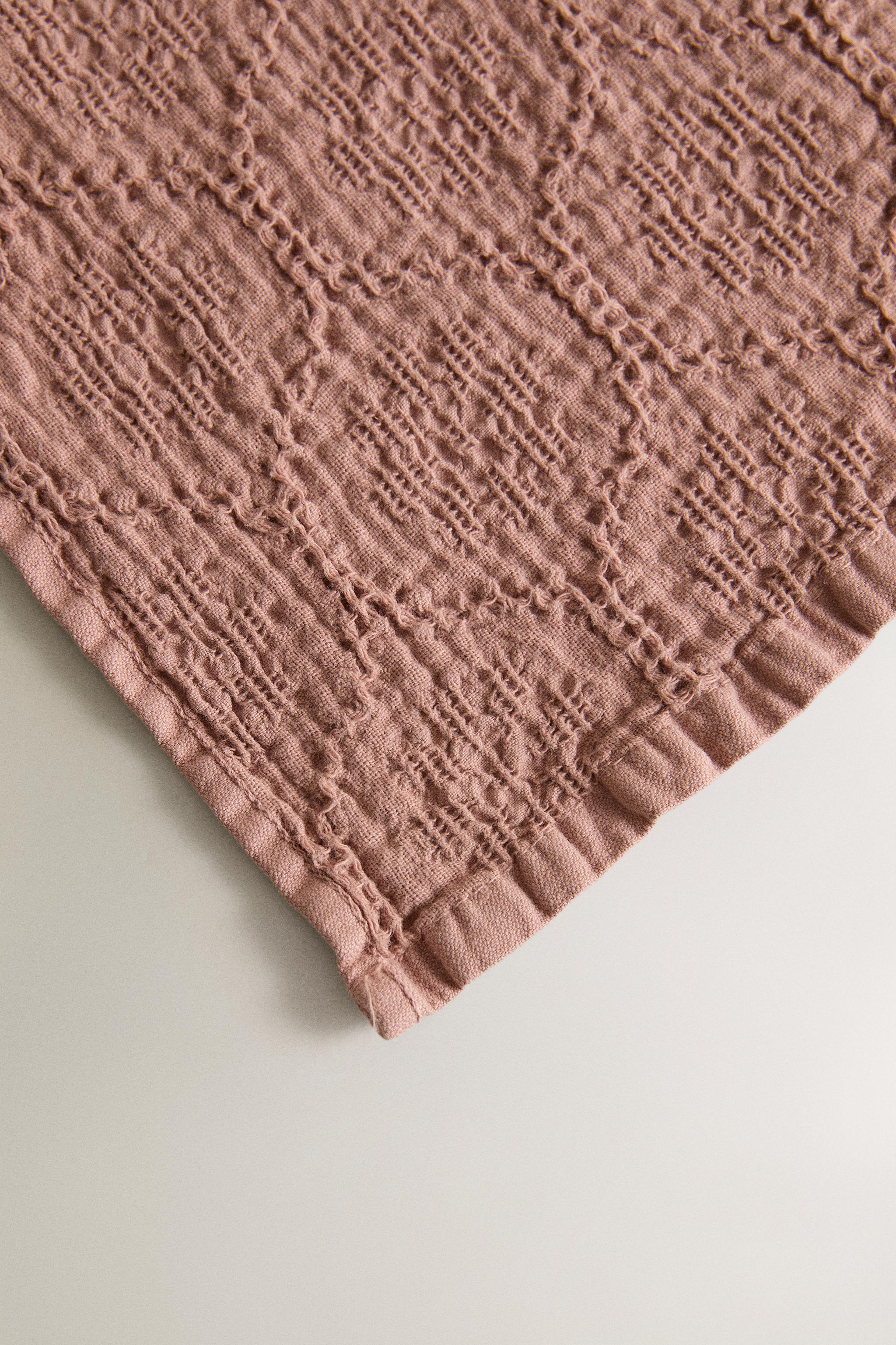 GEOMETRIC WAFFLE BATH TOWEL