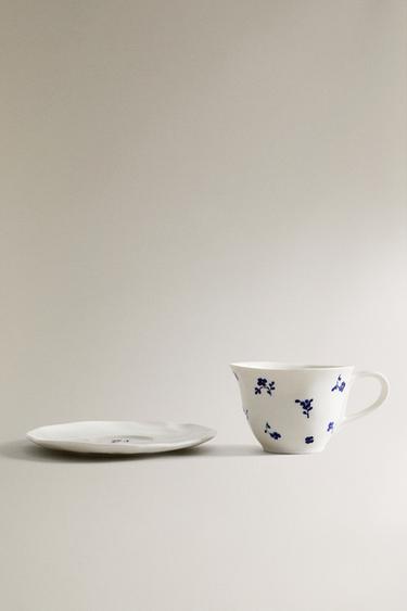 TASSE FLORALE AVEC SOUCOUPE EN PORCELAINE - Blanc / Bleu marine de Zara - Image 4