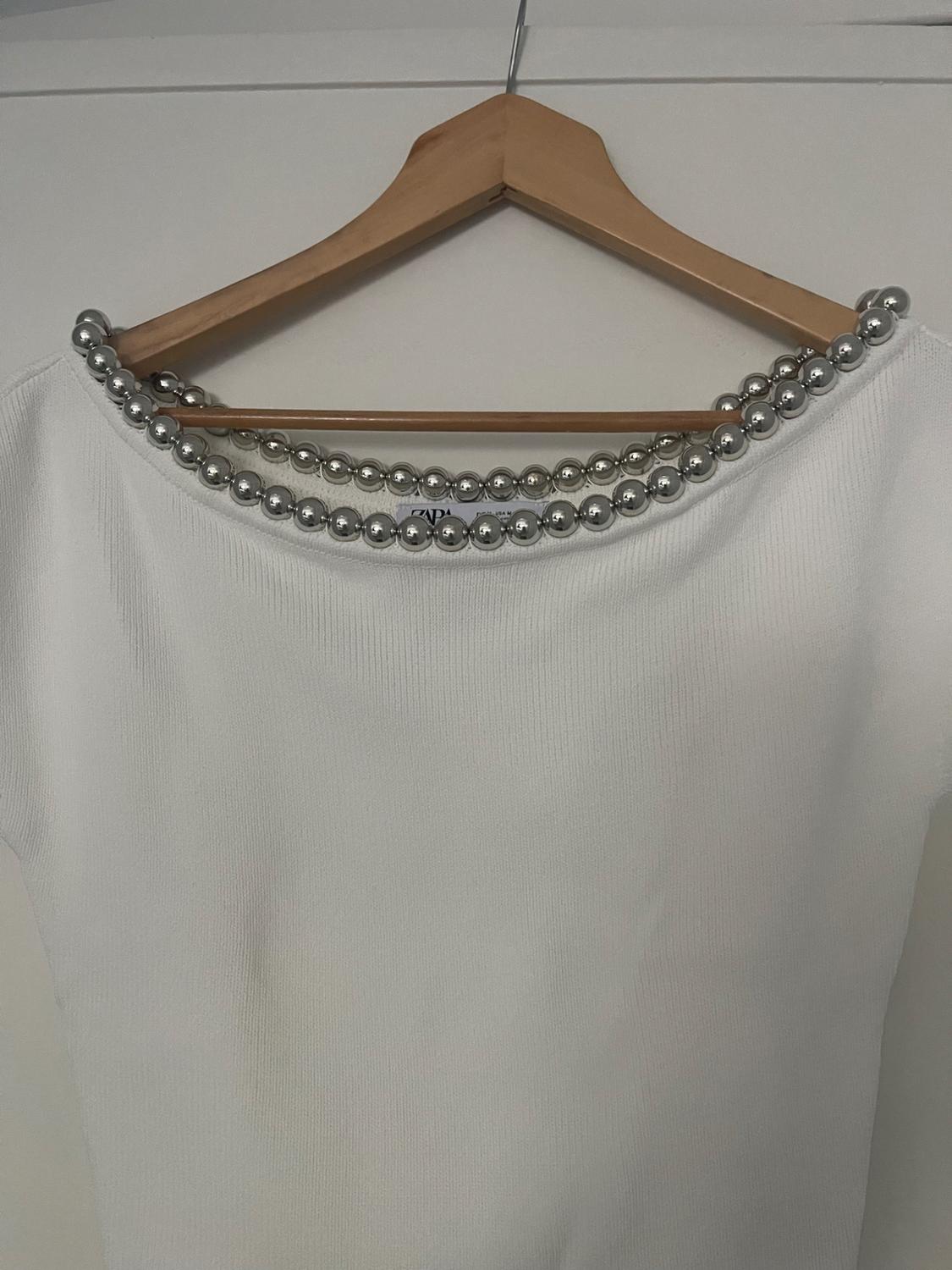 PLAIN KNIT TOP WITH BEADS