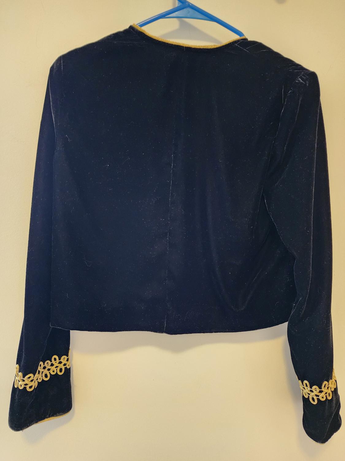 BLACK CROPPED VELVET JACKET WITH GOLD DETAILS - Image 3
