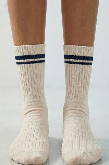 LOT DE TROIS CHAUSSETTES MI-HAUTES À RAYURES - Beige chiné de Zara - Image 6