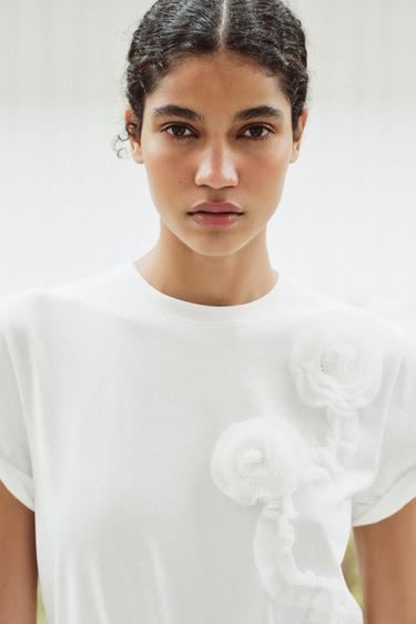 T-SHIRT MIT WEITEM SCHNITT UND BLUMEN - Weiß von Zara