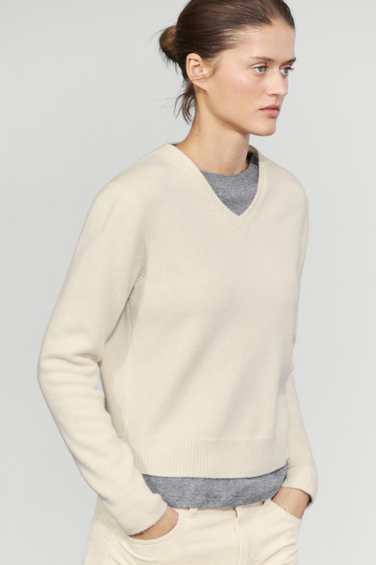 100% wool V-neck knit sweater — Ecru