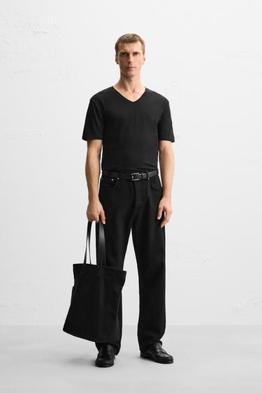 CAMISETA CUELLO PICO BÁSICA - Negro de Zara