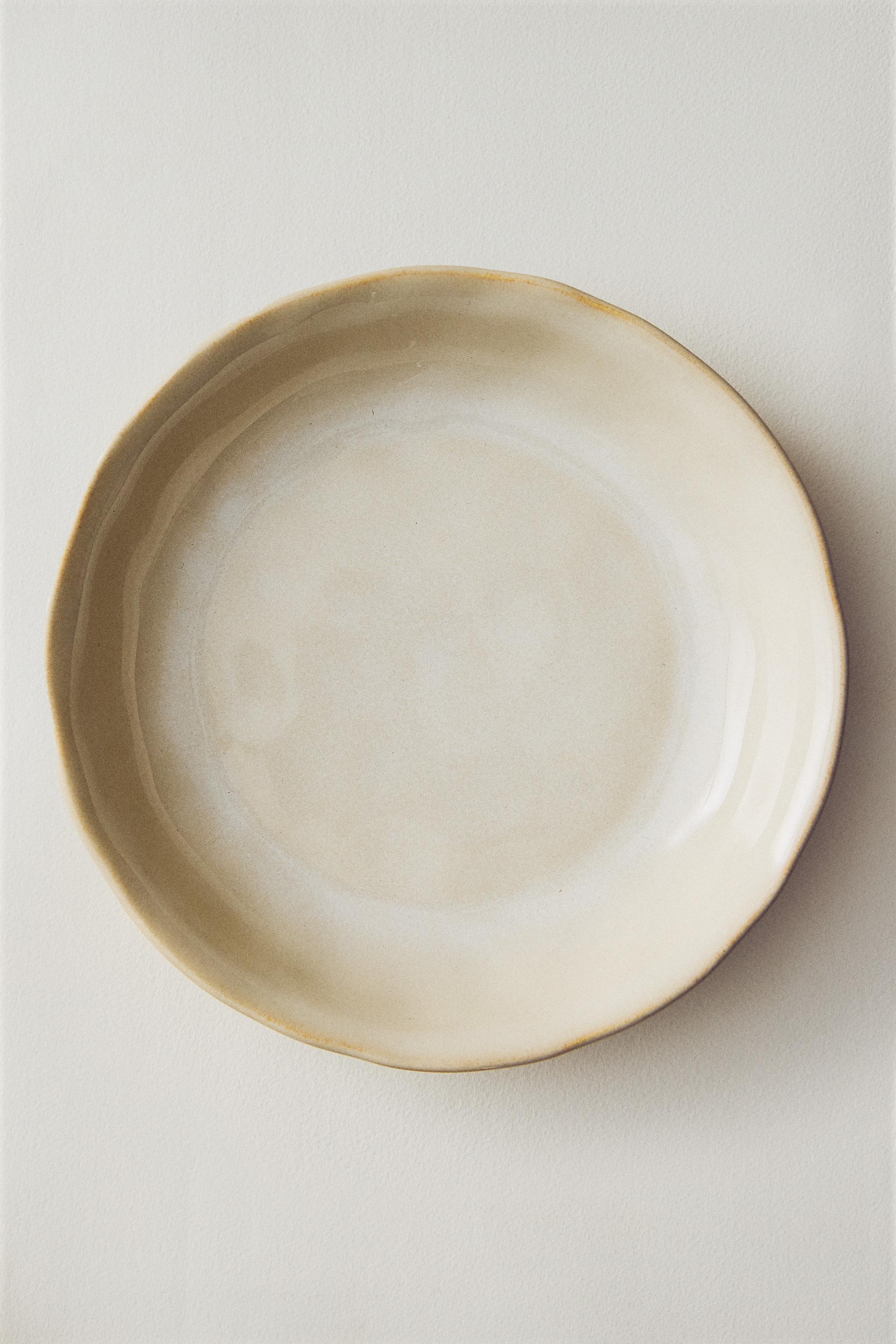 ASSIETTE CREUSE EN GRÈS À BORD IRRÉGULIER