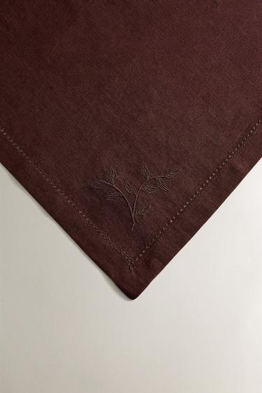 LINEN NAPKIN WITH FLORAL EMBROIDERY (PACK OF 2) - Burgundy by Zara - Image 2