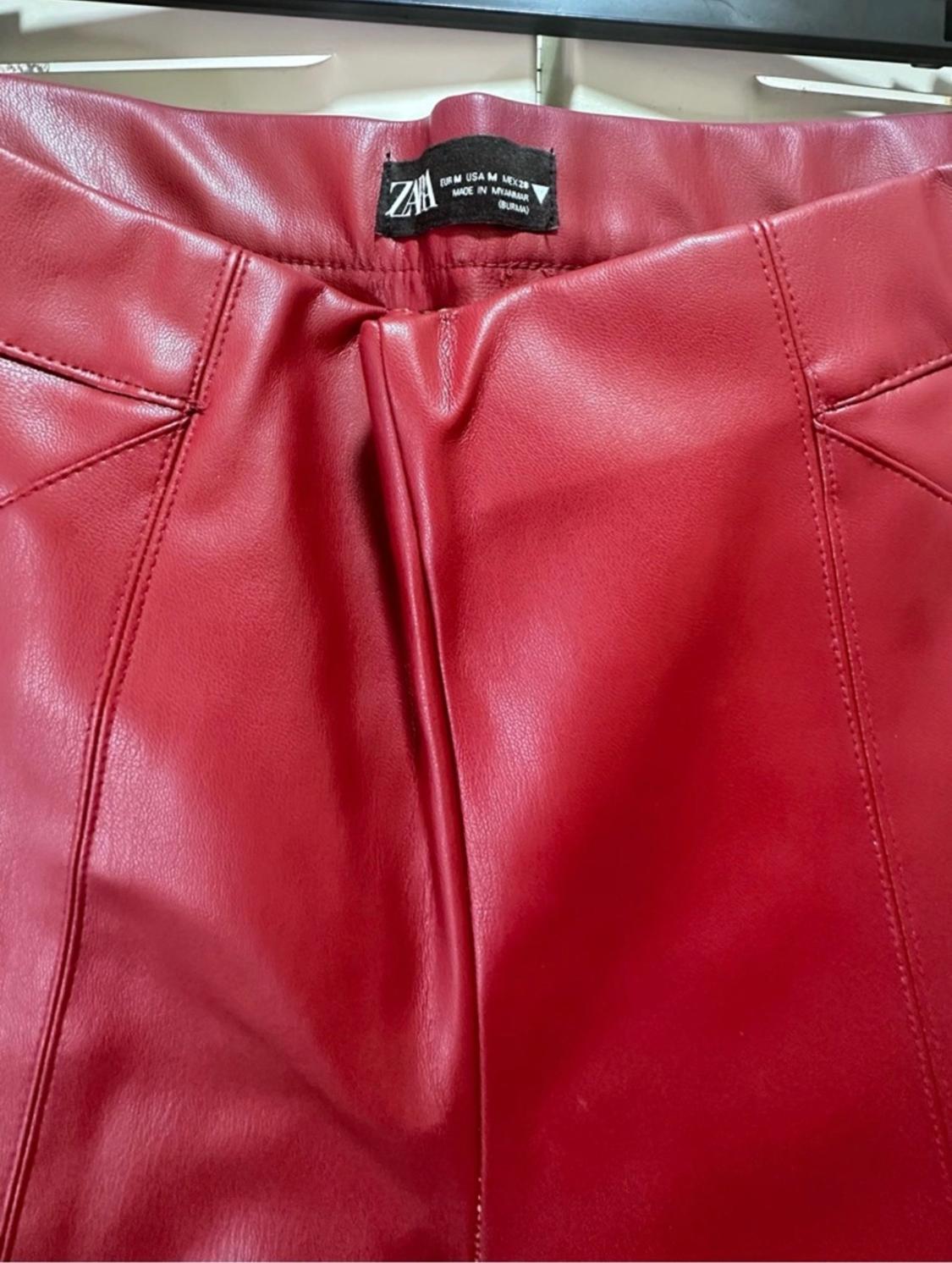 FAUX RED LEATHER LEGGINGS. ZIPPER HIDDEN. - Image 2
