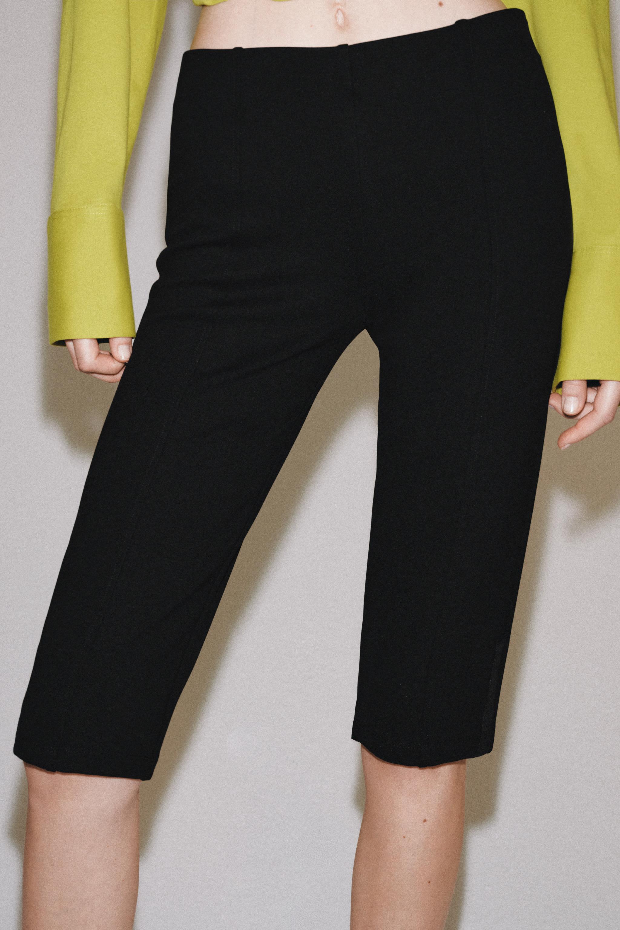 INTERLOCK CAPRI LEGGINGS — Black