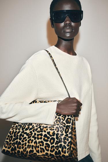 Schultertasche aus Leder mit Animal-Print - Leopardenmuster von Zara