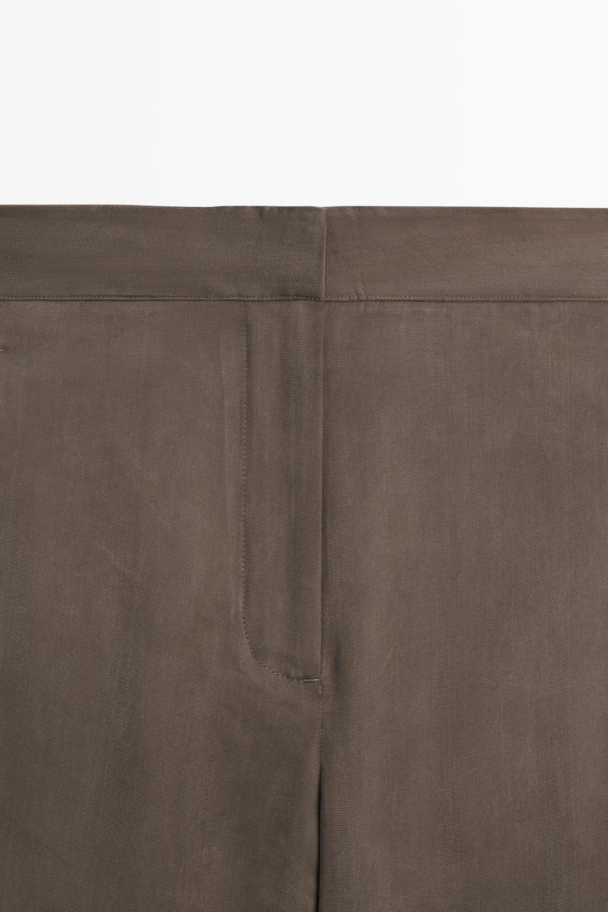Total look flowing trousers with buttoned hems