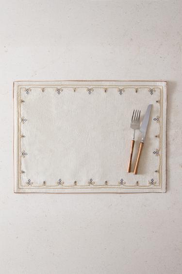PLACEMAT WITH FLORAL EMBROIDERY - Light beige by Zara