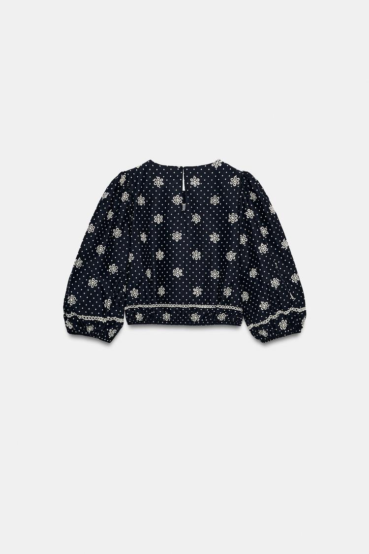 Blusa con bordado calado y lunares 7