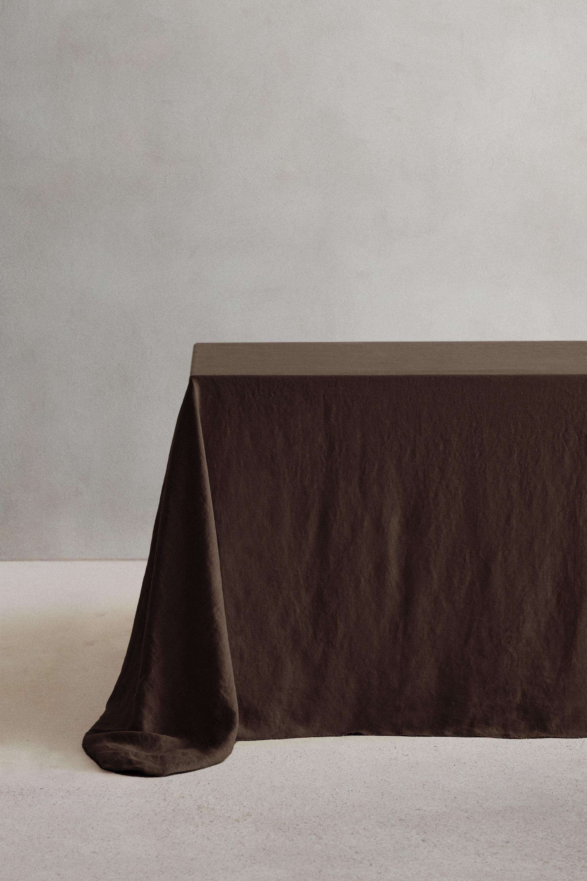 TABLECLOTH 01
