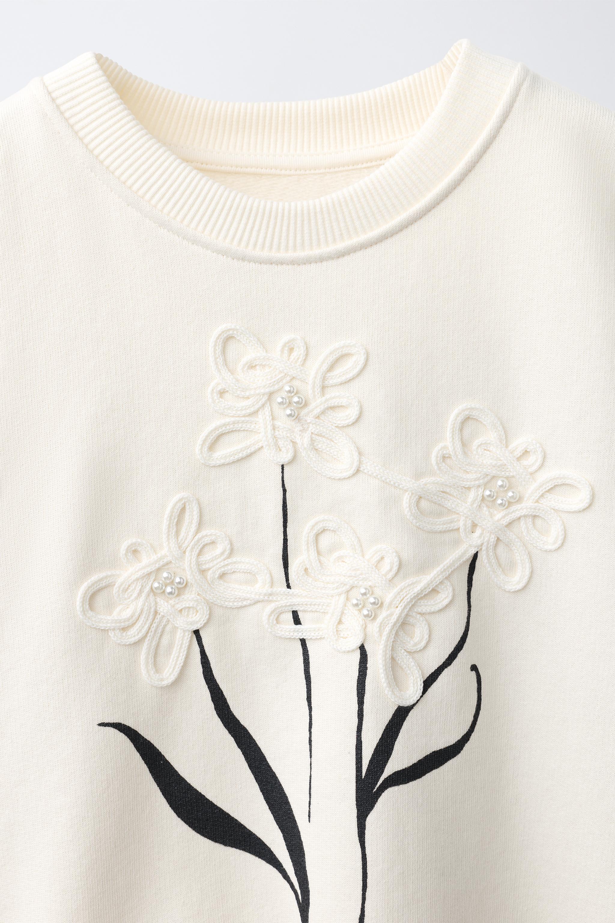 FLORAL APPLIQUÉ SWEATSHIRT