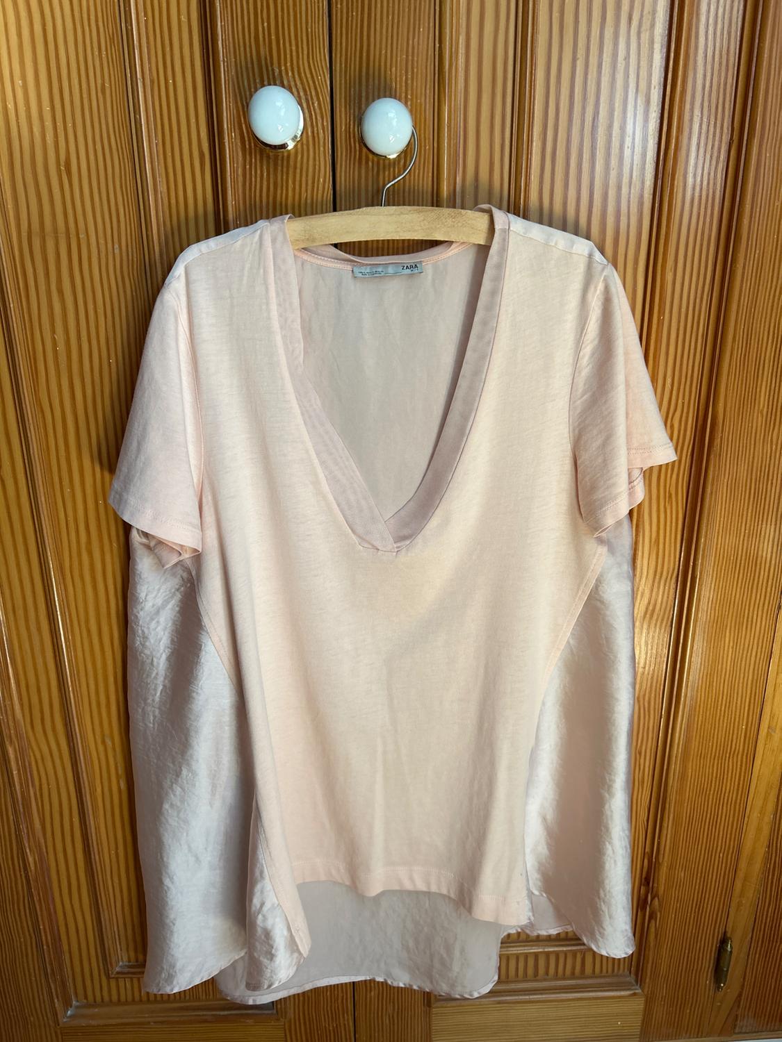 CONTRASTING T-SHIRT WITH IRREGULAR HEM