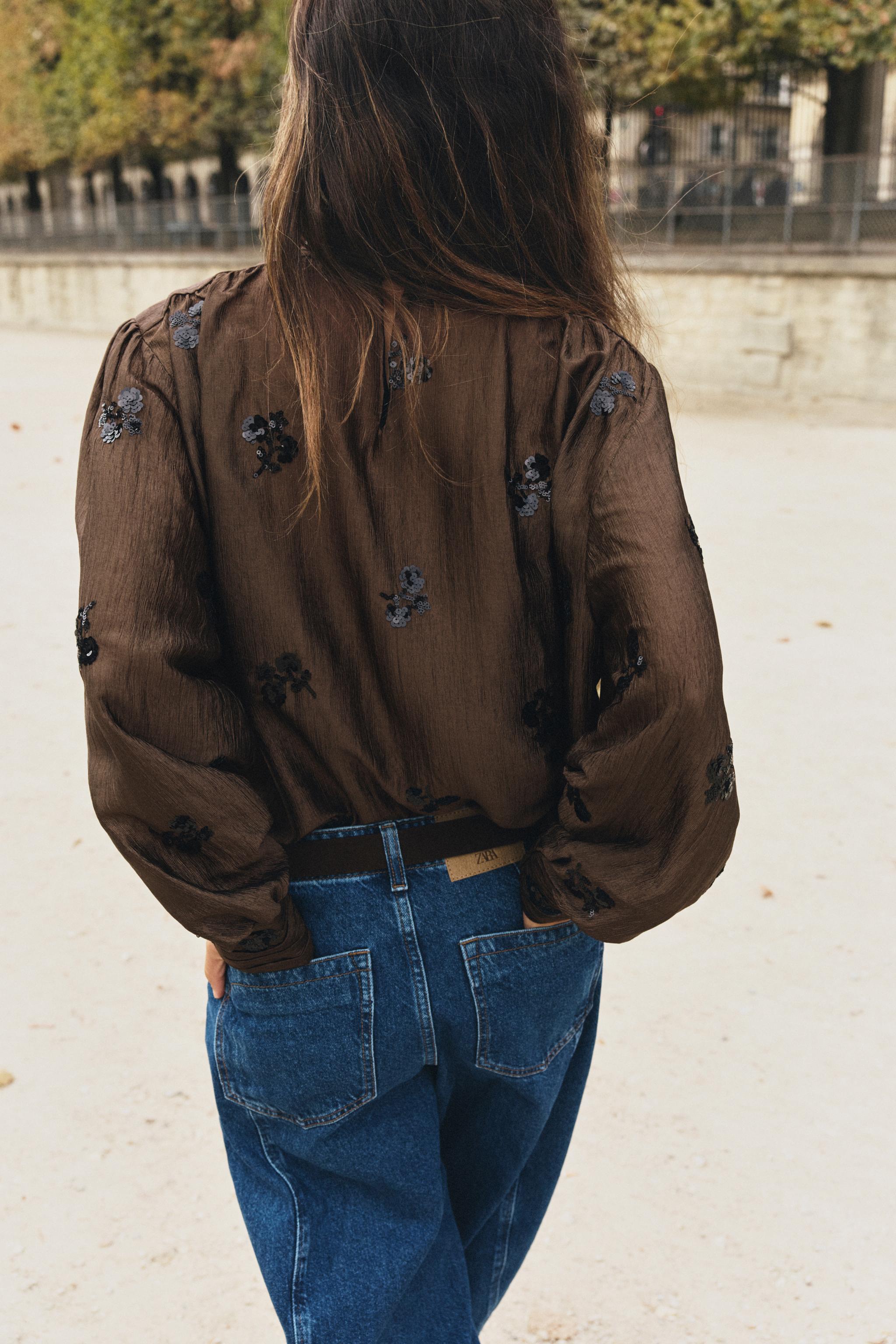 BLOUSE À FLEURS ET PAILLETTES