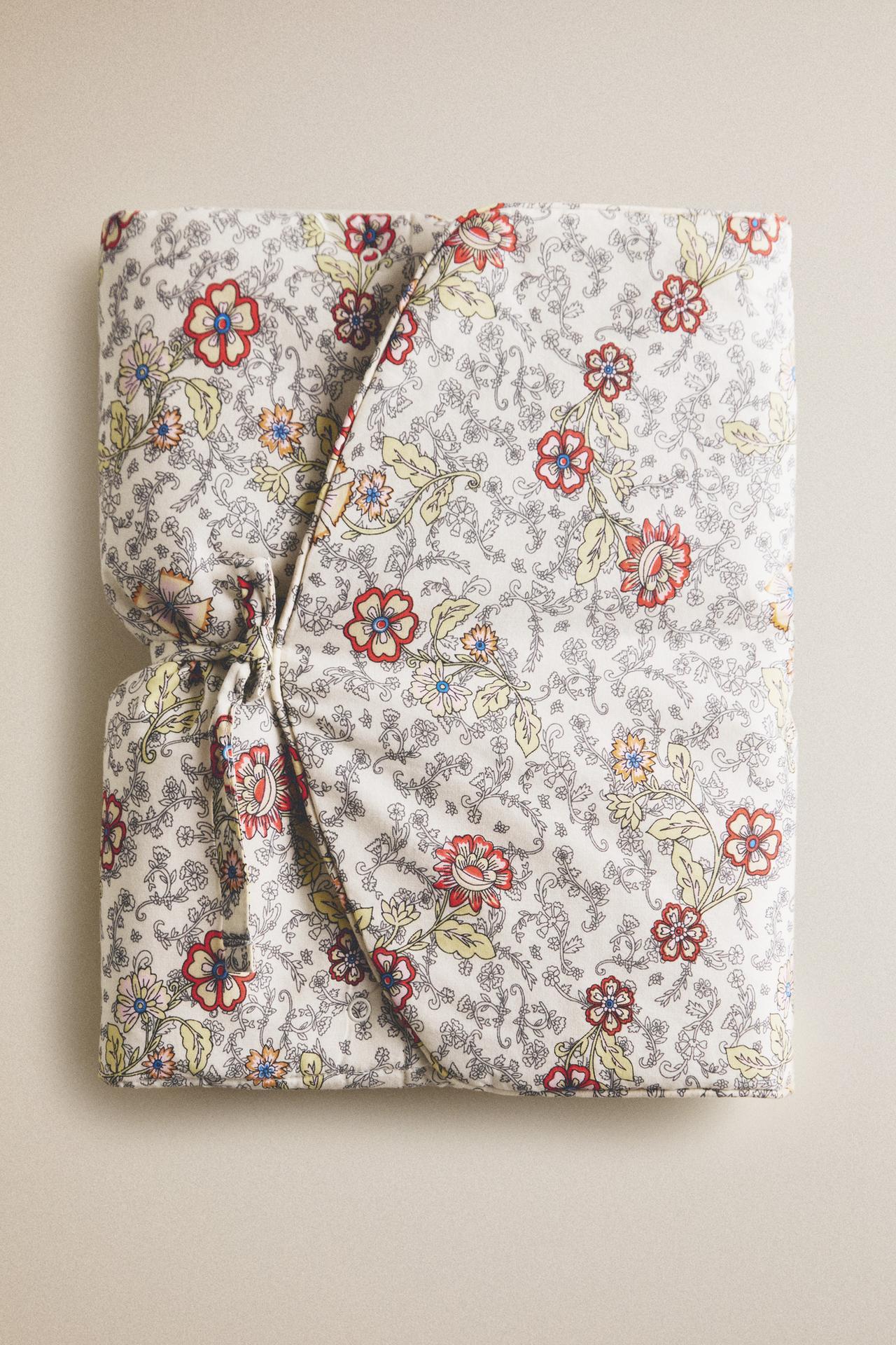 BABY’S PORTABLE FLORAL CHANGING MAT — Light beige