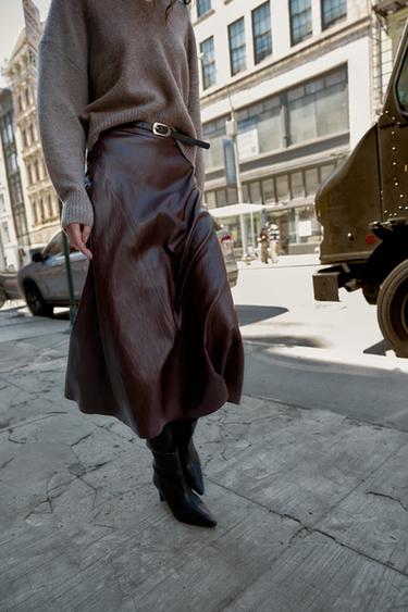 JUPE MIDI MATIÈRE SYNTHÈTIQUE CEINTURE - Bordeaux de Zara - Image 4