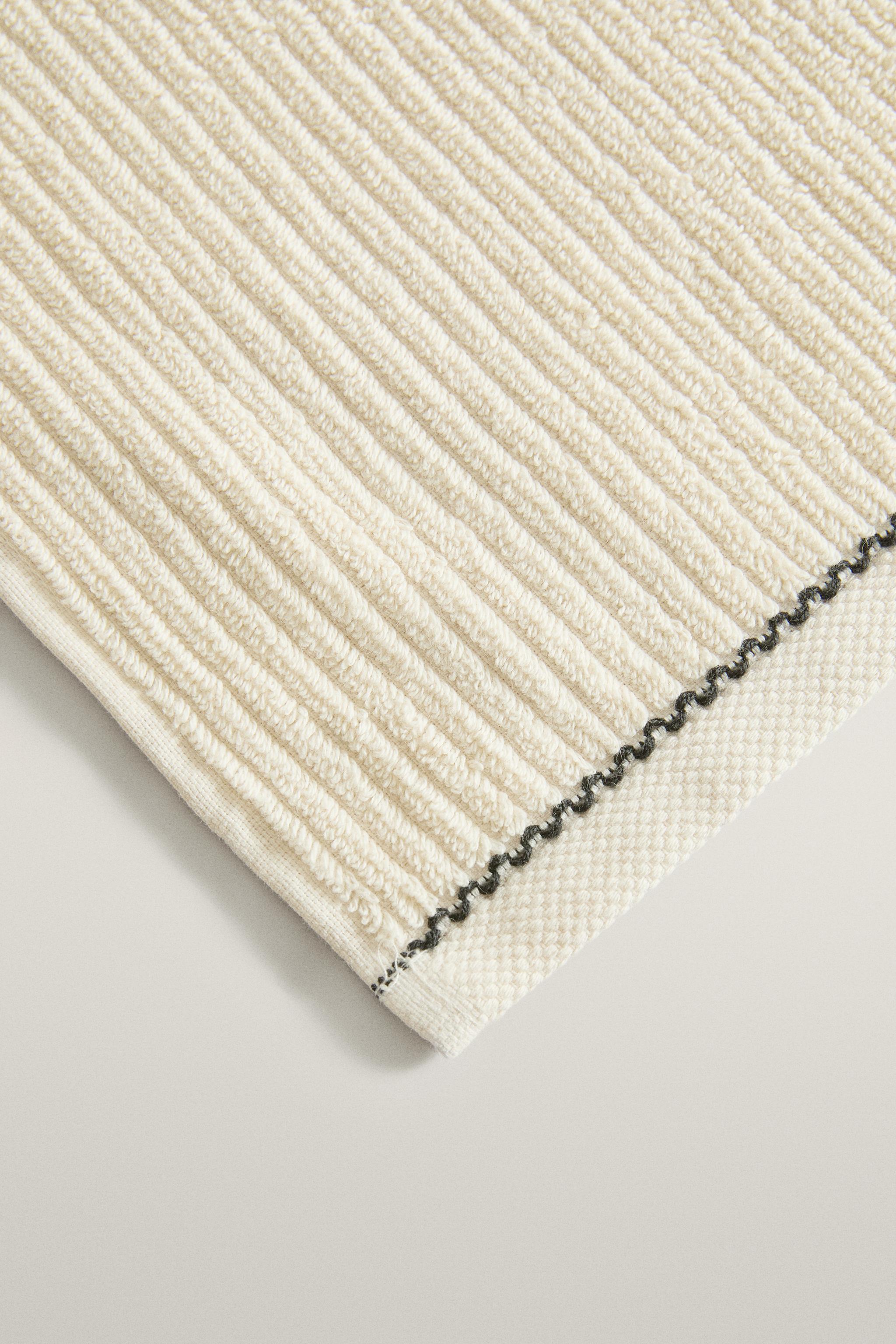 BATH TOWEL WITH TOPSTITCHING