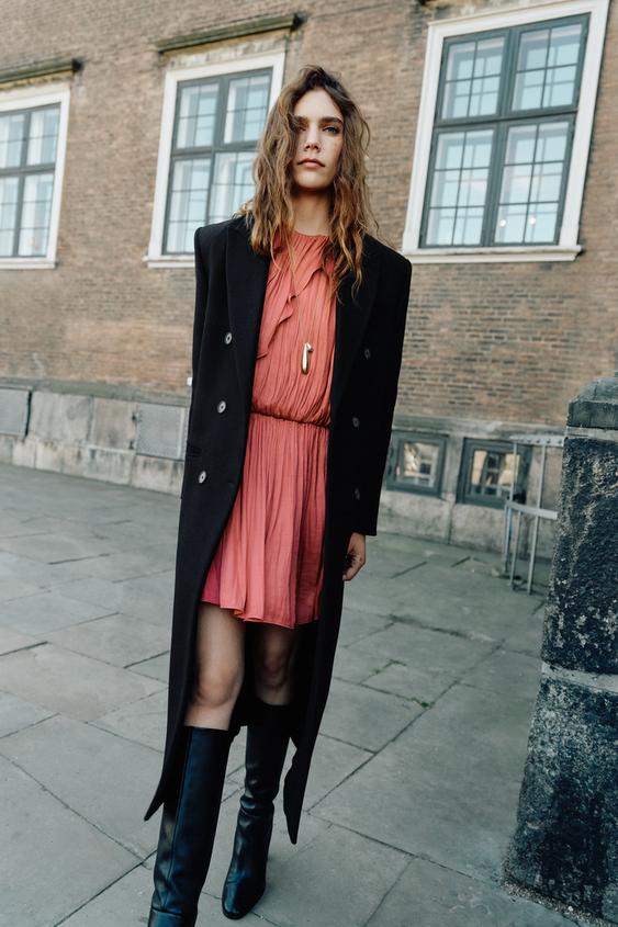 VESTIDO CORTO CAPA - Coral oscuro de Zara - Imagen 0