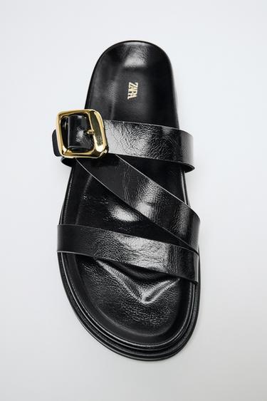 SANDÁLIA PLANA COM FIVELAS - Preto da Zara