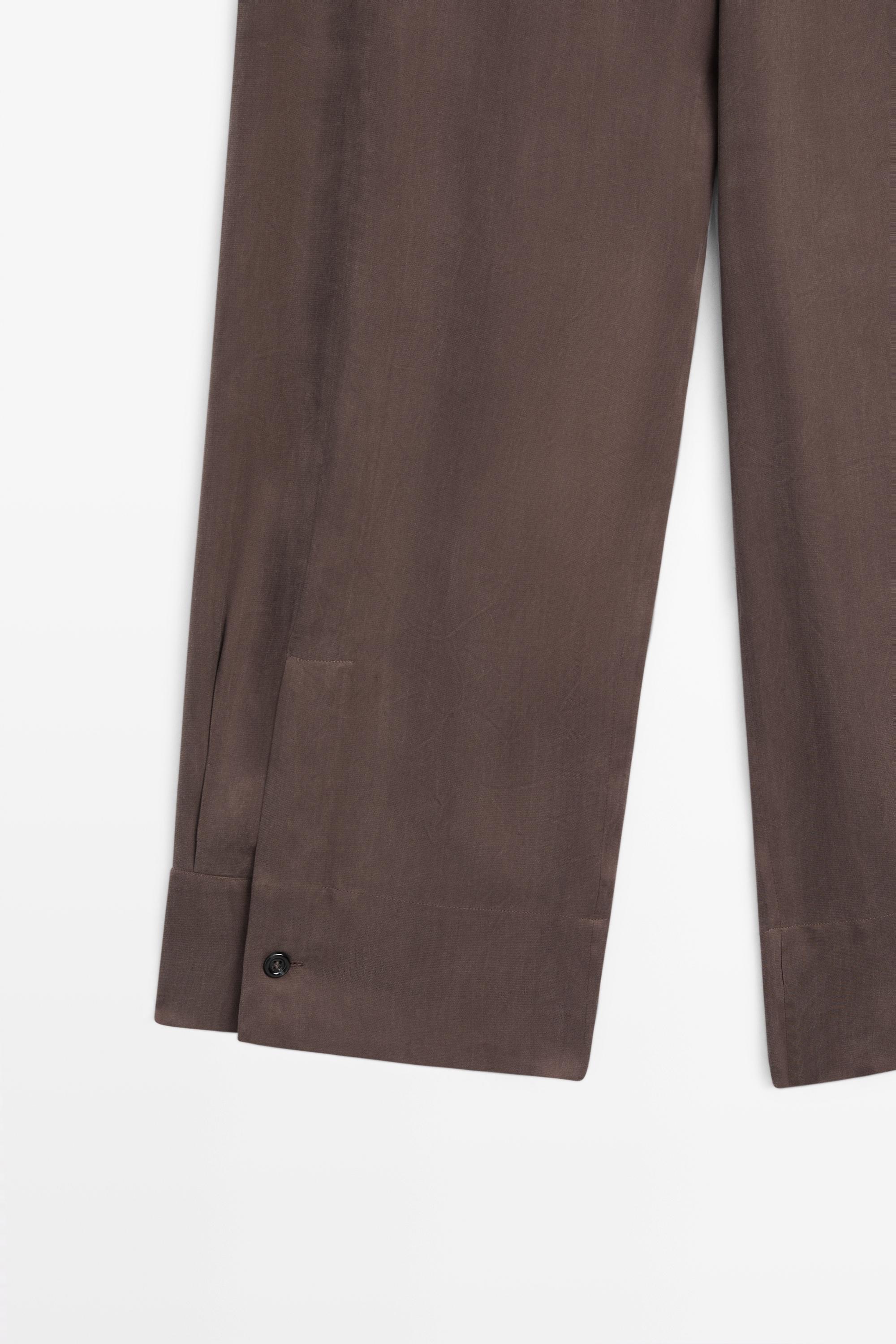 Total look flowing trousers with buttoned hems