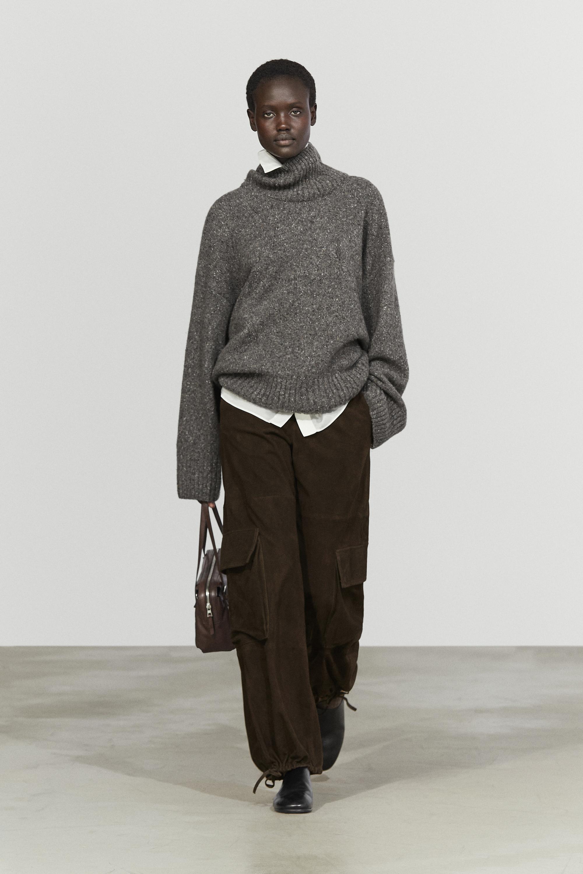 Pantalon cargo en cuir finition daim, bas capri