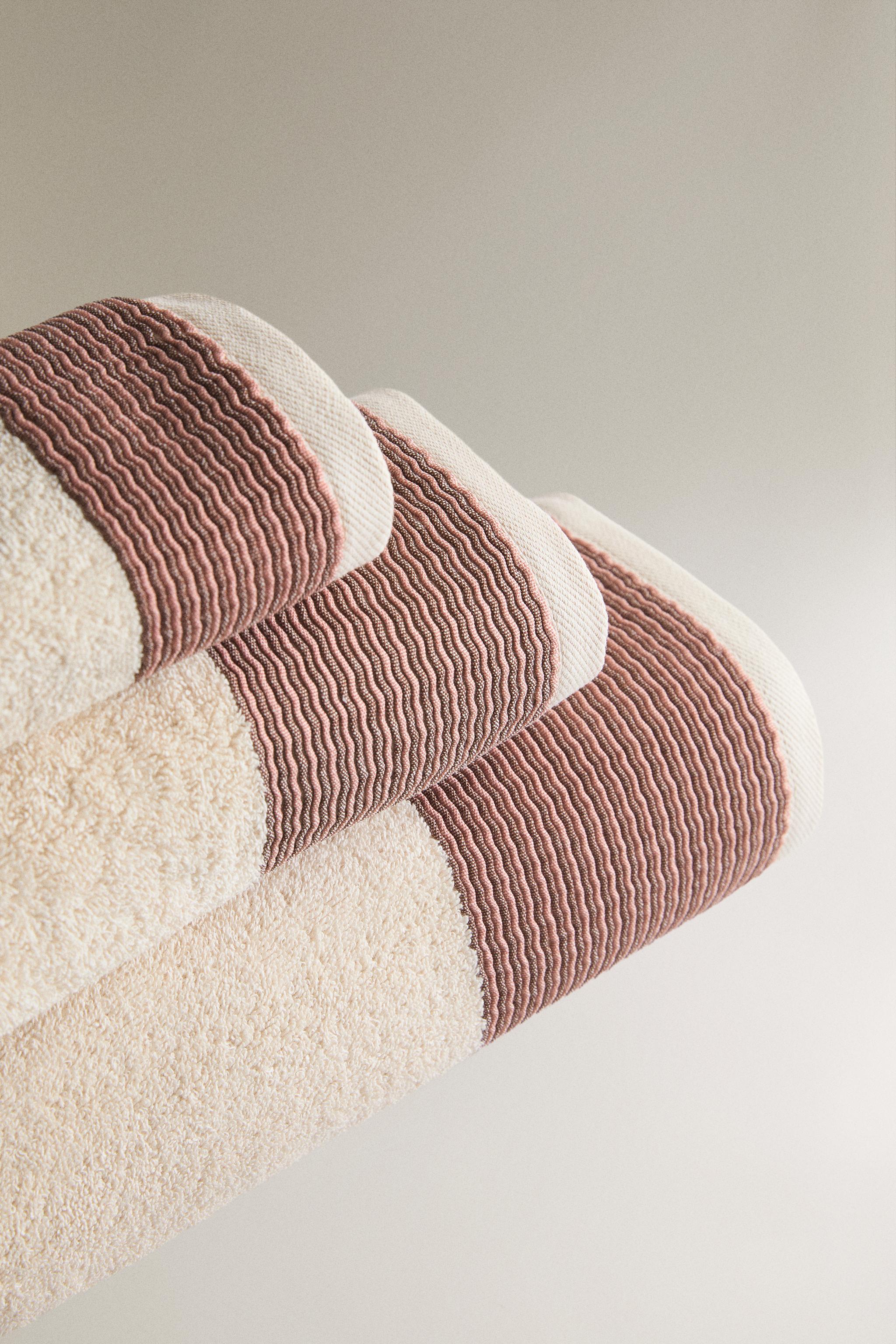 BATH TOWEL WITH PLEATED BORDER — dark russet