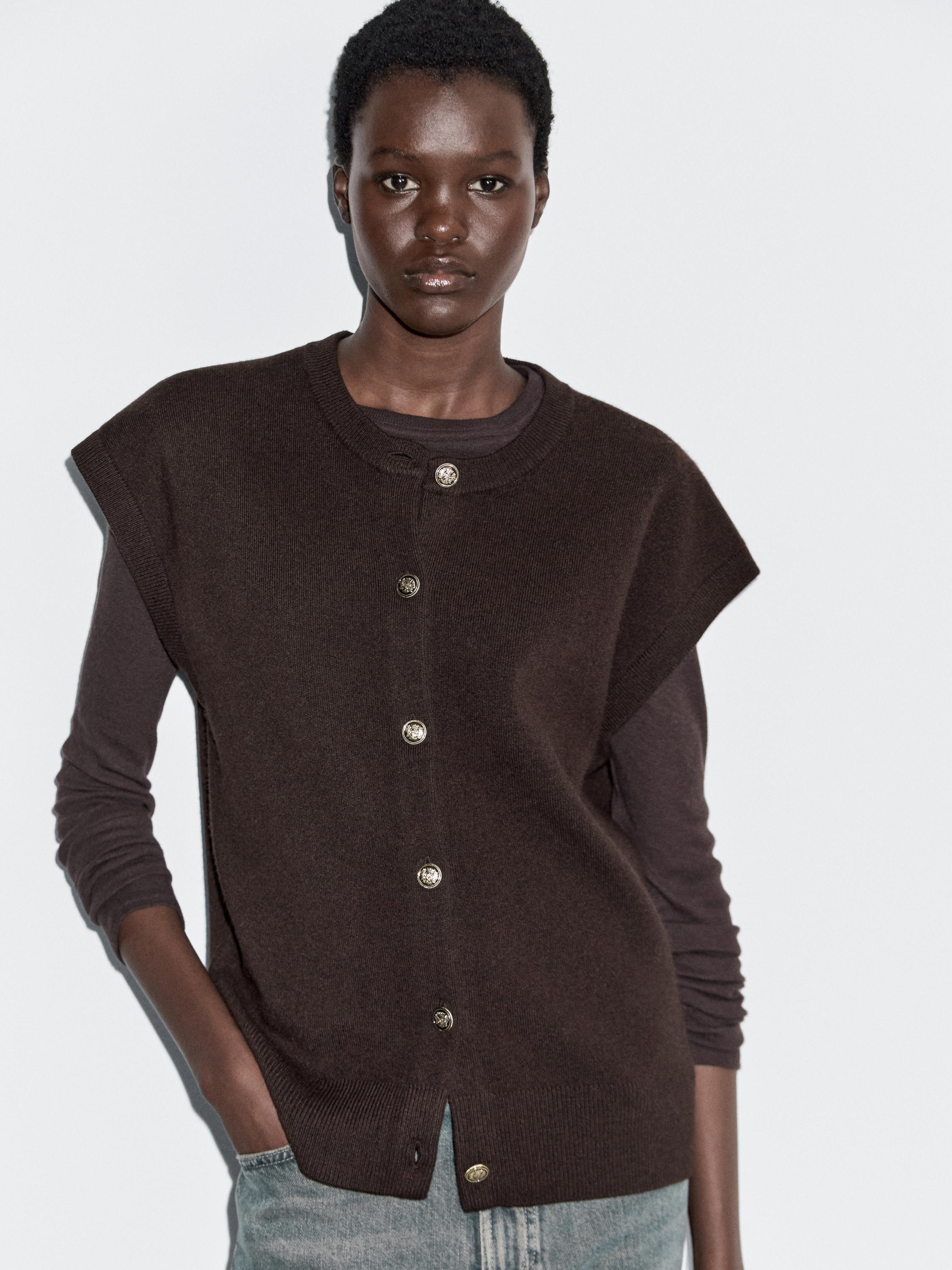 Knit vest with golden buttons