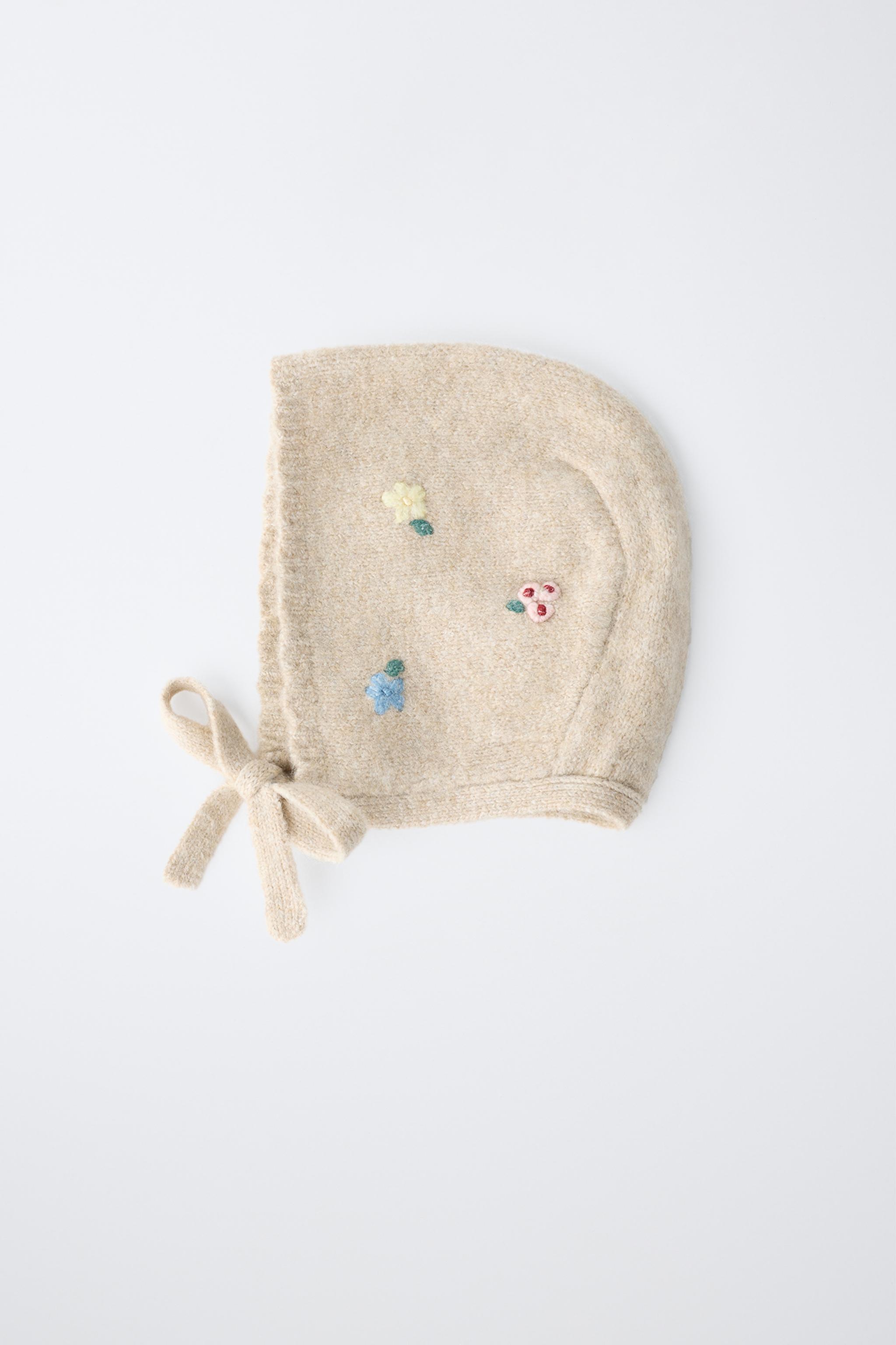 BONNET EN MAILLE À FLEURS BRODÉES