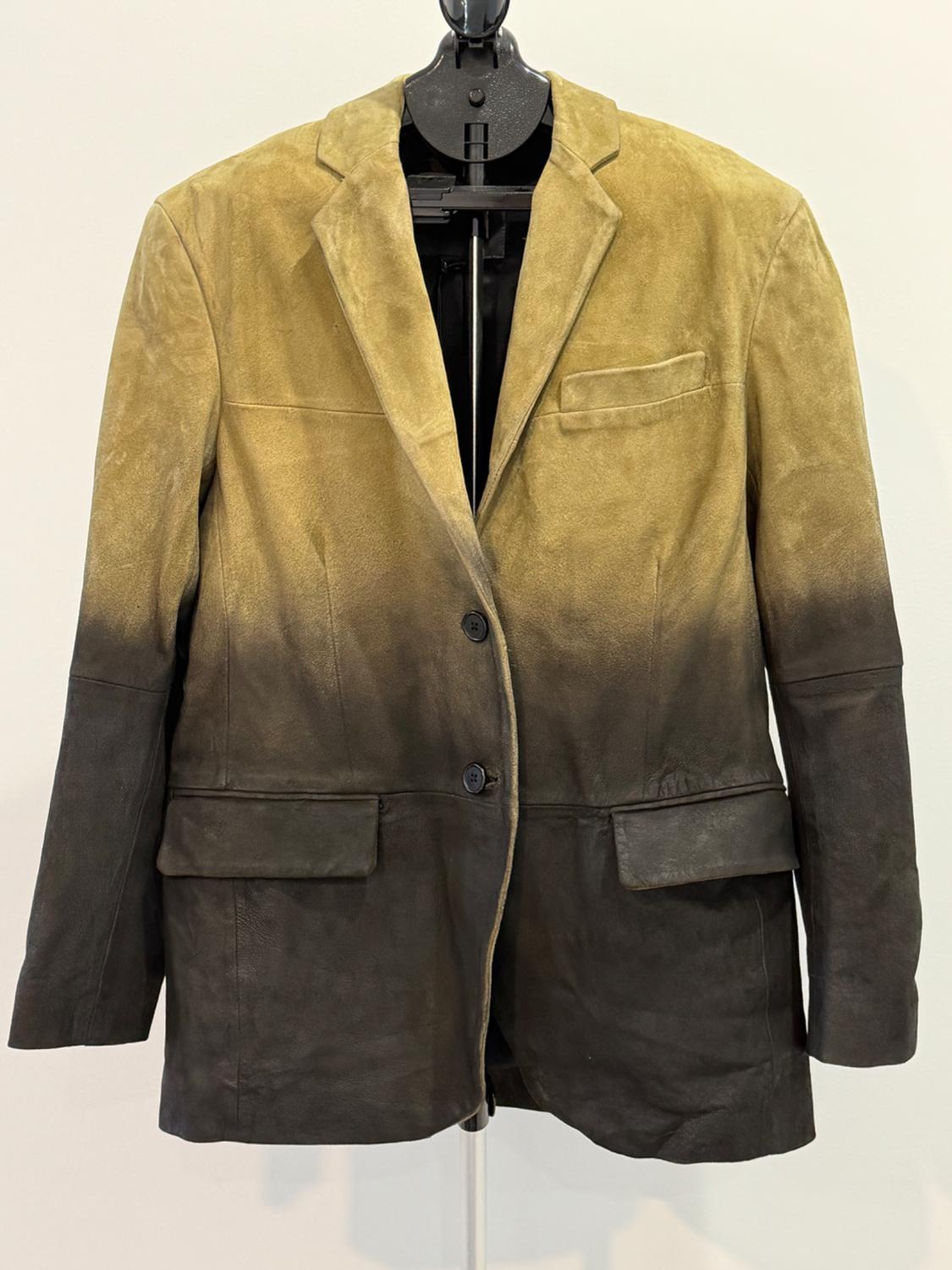 Suede blazer with a gradient effect on a mannequin. The top is mustard yellow and the bottom is dark brown.