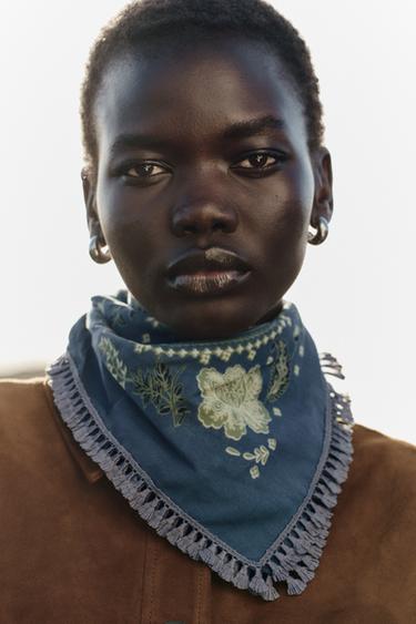 Zaras MÖNSTRAD SCARF MED POM POMS - Blå - Bild 0