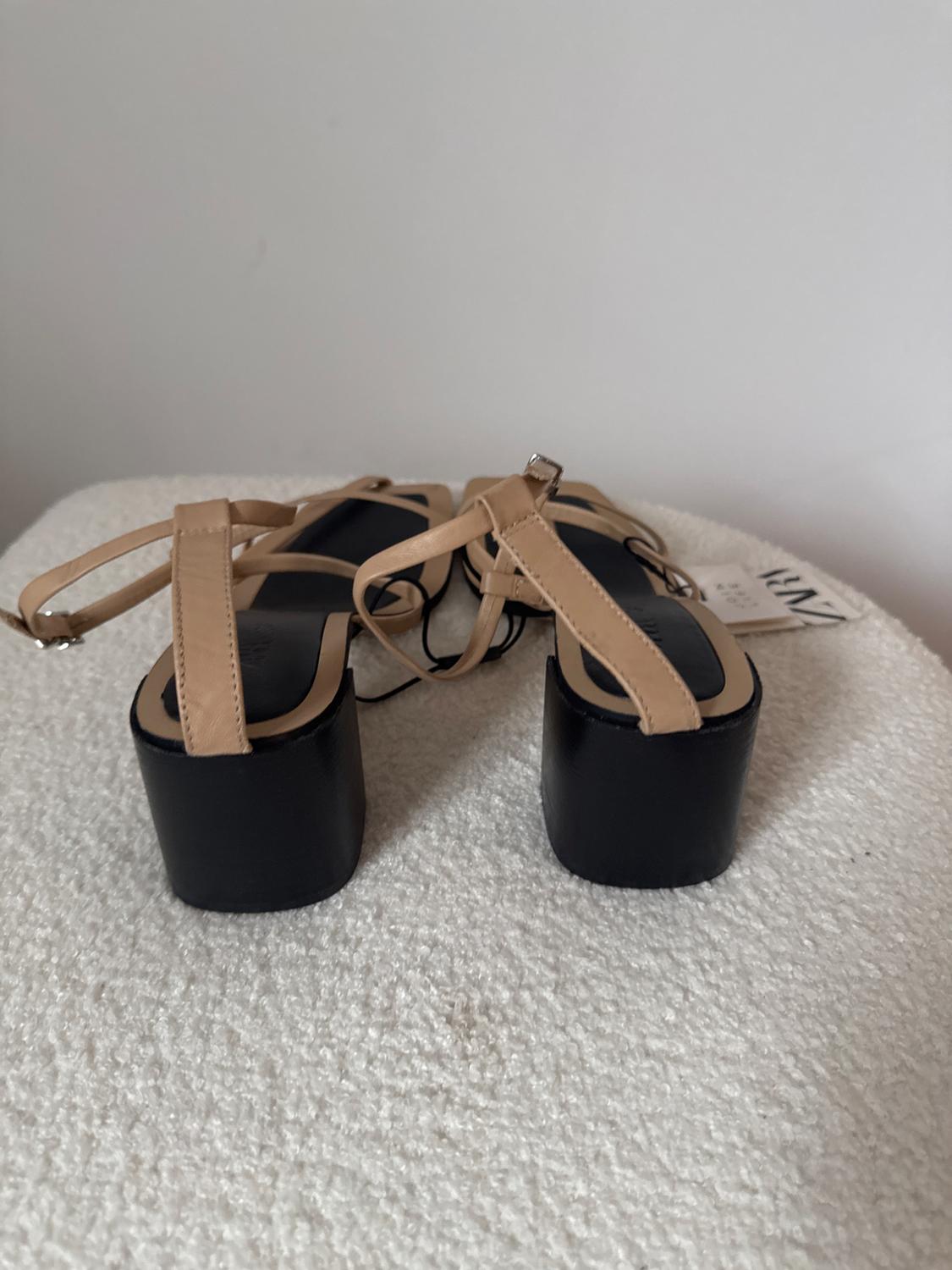 TAN LEATHER HEELS - Image 2