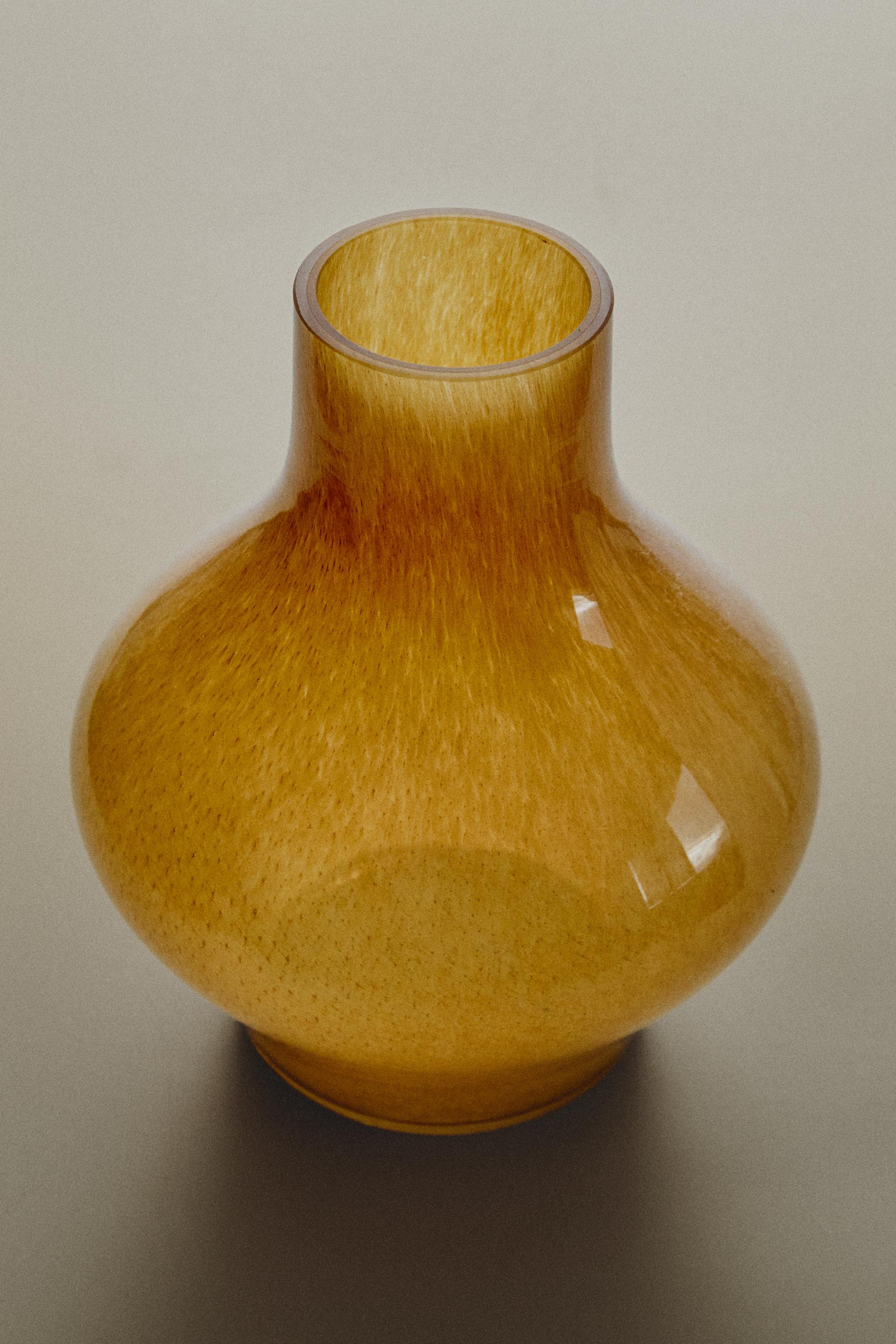 GLASS VASE